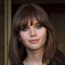 By Gordon Correll - Felicity Jones, CC BY-SA 2.0, https://commons.wikimedia.org/w/index.php?curid=51465943