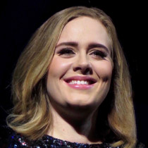 Autorstwa Marc E. - Adele 3, CC BY 2.0, https://commons.wikimedia.org/w/index.php?curid=49453377